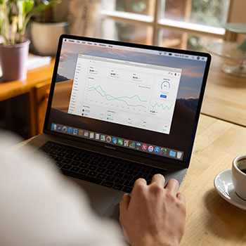 日本绅士漫画口番工全彩,激情四溢的职场爱情故事